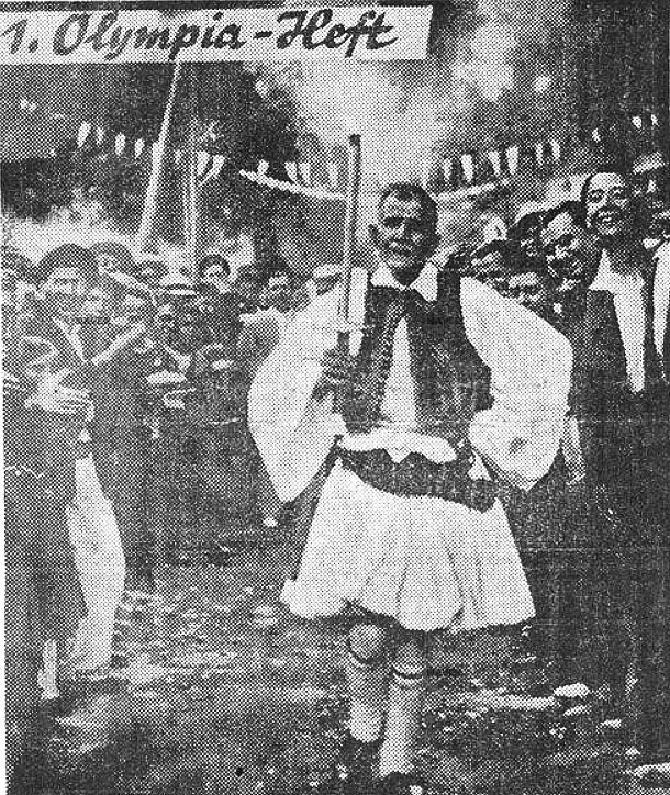 1896년 아테네올림픽 마라톤 우승자인 스피로스 루이스가 사상 처음으로 성화 채화를 한 1936년 베를린올림픽에 성화를 들고 메인스타디움에 입장하고 있다.