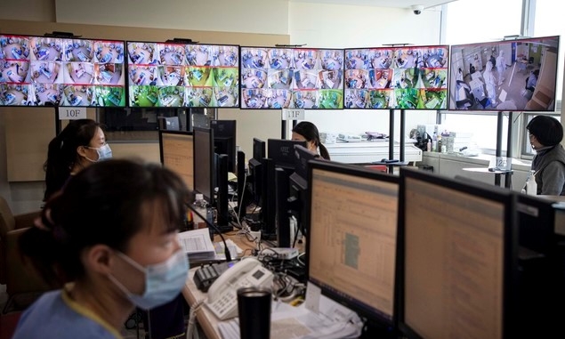 2021학년도 대학수학능력시험이 치러지는 3일 오전 서울 중랑구 서울의료원 격리병동에 마련된 ‘코로나19 확진 수험생’을 위한 임시 고사장에서 수험생이 시험을 치르는 모습이(오른쪽 큰화면) 종합상황실 폐쇄회로 속 화면으로 보여지고있다. 이날 서울의료원에서 시험을 치른 수험생은 5명이다.