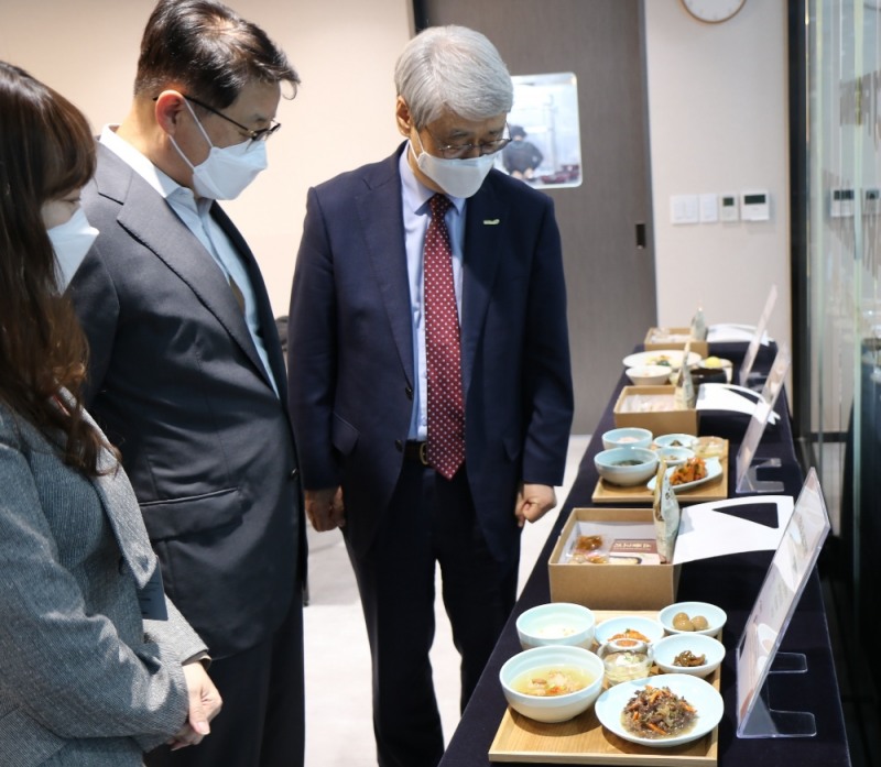 3일 문종석 CJ프레시웨이 대표(가운데)와 김한수 비지팅엔젤스코리아 대표(오른쪽)가 서울 상암동 CJ프레시웨이사옥에서 시니어케어 식단 ‘엔젤스밀’ 쿠킹클래스를 마친 뒤 식단을 둘러보고 있다.
