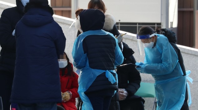 지난 3일 서울 중랑구청 선별진료소에서 의료진이 검사 업무를 보고 있다.