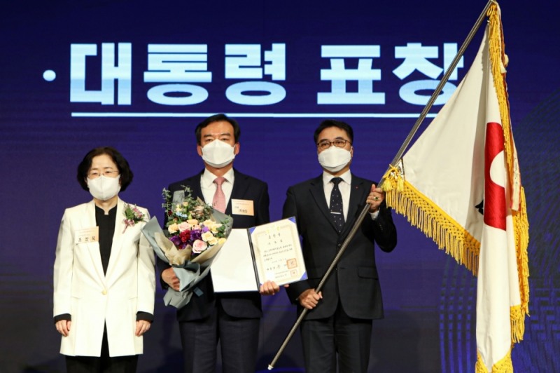 (왼쪽부터_조성욱 공정거래위원회 위원장, 이영진 농심 부사장, 황래영 농심 고객상담팀장)/사진=농심 제공