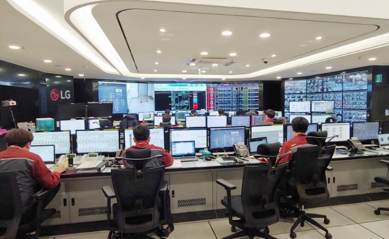 (사진=LG전자) LG사이언스파크가 ‘대한민국 안전대상’에서 대통령상을 받으며 안전관리 능력을 인정받았다. LG사이언스파크 내 관제실에서 담당 직원들이 사업장 곳곳을 모니터링하고 있다.