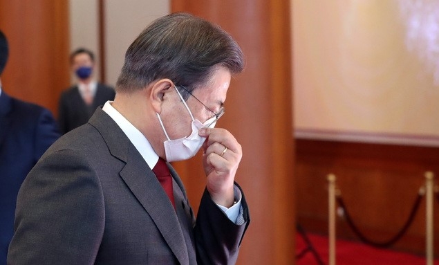 문재인 대통령이 4일 오전 청와대 본관 중앙로비에서 열린 ‘2020 기부 나눔단체 초청 행사’에 참석해 각 단체의 모금함에 성금을 기부한 후 환담장으로 이동하고 있다.