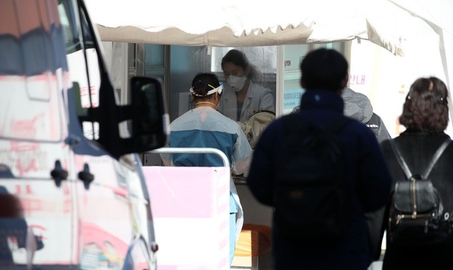 코로나 신규 확진자 수가 629명을 기록한 4일 서울 중구 국립중앙의료원에 설치된 코로나19 선별진료소에서 의료진이 분주히 움직이고 있다. 