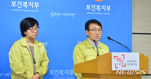 2015년 6월 당시 권덕철 중앙메르스관리대책본부 총괄반장과 정은경 중앙메르스관리대책본부 현장점검반장이 정부세종청사에서 메르스 정례 브리핑을 하고 있는 모습.