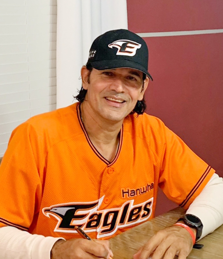 한화가 카를로스 수베로 감독에 이어 케네디 수석코치, 로사도 투수코치를 영입했다.