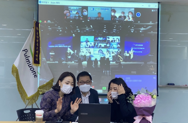 풀무원푸드앤컬처 김종화 경영지원담당(가운데)과 직원들이 서울 송파구 풀무원푸드앤컬처 본사에서 '2020년 CCM 우수 인증기업 포상’ 비대면 시상식에 참가하고 있다.
