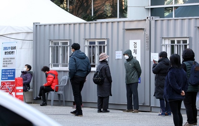 지난 4일 오후 인천시 부평구보건소 선별진료소에서 시민들이 검체 검사를 기다리고 있다.