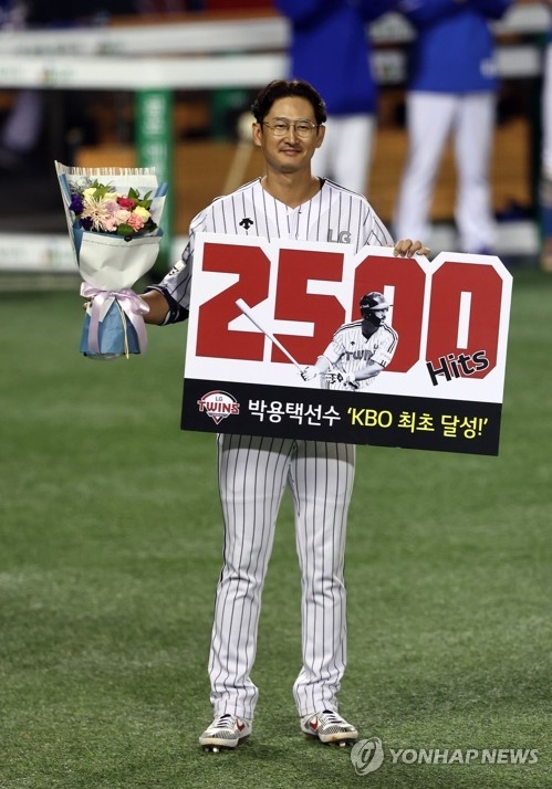 2020년 10월 6일 KBO 리그 최초로 통산 2500안타를 날린 박용택은 올시즌을 끝으로 은퇴, LG의 레전드로 남았다,