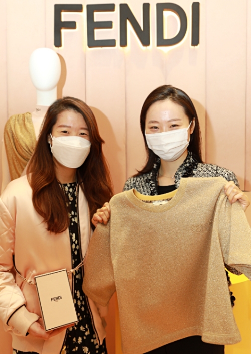 12월 4일, 서울시 중구 소공동에 위치한 롯데백화점 본점 1층에 오픈한 '펜디의 팝업스토어'에서 모델들이 펜디 상품을 홍보하고 있는 모습.