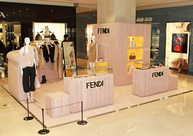 12월 4일, 서울시 중구 소공동에 위치한 롯데백화점 본점 1층에 오픈한 '펜디의 팝업스토어' 매장 모습.