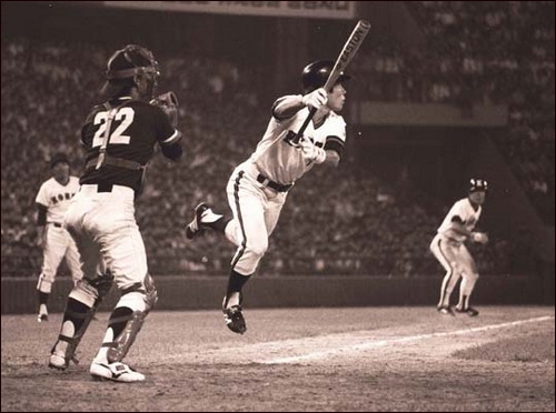 1982년 잠실 세계야구선수권대회 결승전 한국과 일본 경기에서 나왔던 김재박의 '개구리 스퀴즈 번트'. 한국은 김재박의 신출귀몰한 번트로 1-2에서 동점을 만들고 한대화가 쇄기를 박는 3점홈런으로 5-3으로 극적인 승리를 거두고 우승했다.