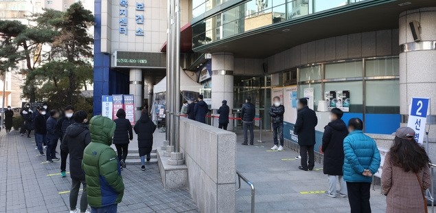 종 코로나 바이러스 감염증(코로나19) 전국 신규확진자가 0시 기준 629명으로 집계된 지난 4일 서울 동작구 보건소 선별진료소에서 시민들이 검사를 받기 위해 기다리고 있다.