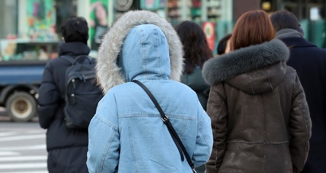 지난달 30일 오전 서울 종로구 광화문네거리에서 시민들이 횡단보도를 건너고 있다.