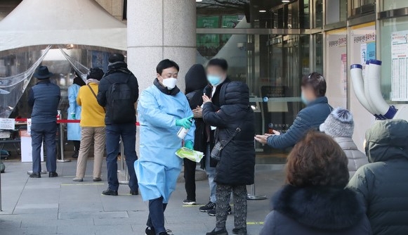 신종 코로나 바이러스 감염증(코로나19) 전국 신규확진자가 0시 기준 629명으로 집계된 4일 서울 동작구 보건소 선별진료소에서 시민들이 검사를 받기 위해 기다리고 있다.