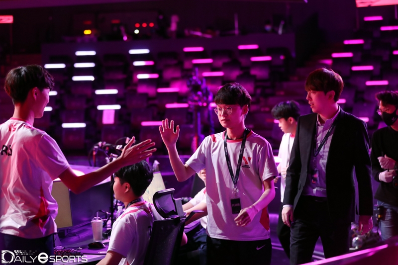 하이파이브를 하는 비전 스트라이커즈의 '킹' 이승원과 '알비' 구상민.