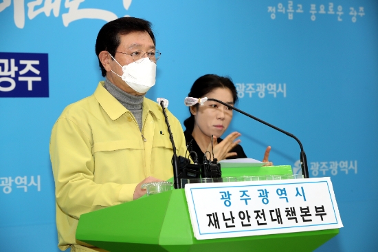 이용섭 광주광역시장이 6일 시청 브리핑룸에서 코로나19 관련 온라인 브리핑을 열고 앞으로 3주간 ‘2단계 거리두기’ 유지하되 시설별 규제는 일부 완화하는 내용을 발표하고 있다./사진=광주시