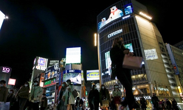 지난 1일 일본 도쿄의 밤 거리를 신종 코로나바이러스 감염증(코로나19)을 예방하기 위해 마스크를 착용한 시민들이 걷고 있다. 도쿄에서는 주류를 제공하는 음식점의 영업시간이 오후 10시로 단축된 상태다.