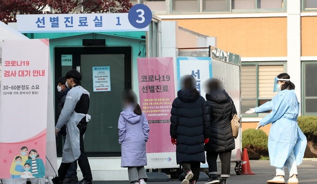 지난 6일 오후 서울 중구 국립중앙의료원 선별진료소에서 의료진이 내원객을 안내하고 있다.