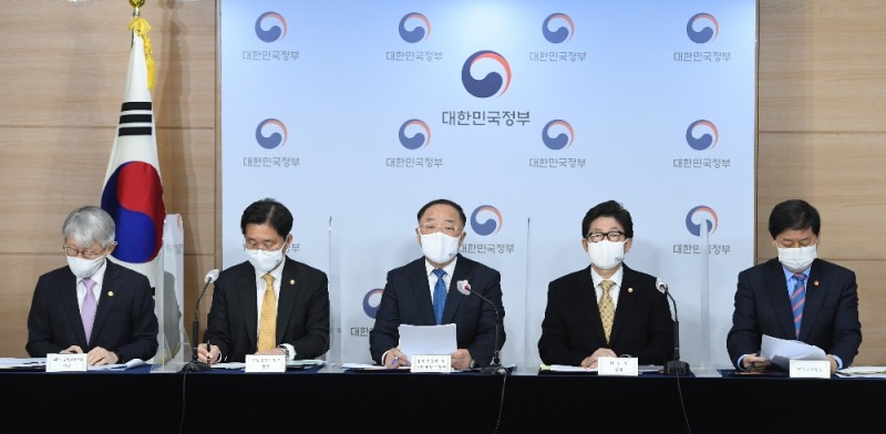 홍남기 경제부총리 겸 기획재정부 장관이 7일 오전 서울 종로구 정부서울청사 브리핑룸에서 '정부 2050 탄소중립 추진전략' 합동브리핑을 하고 있다. 왼쪽부터 최기영 과학기술정보통신부 장관, 성윤모 산업통상자원부 장관, 홍 경제부총리 겸 기획재정부 장관, 조명래 환경부 장관, 구윤철 국무조정실장. (사진=뉴시스)