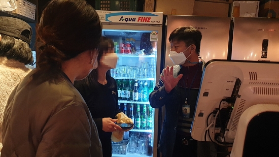 여수시 관련 공무원이 청소년의 유해업소를 점검하고 있다./사진=여수시