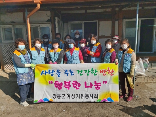 장흥군 여성자원봉사회, 장애인 세대 청소 봉사활동/사진=장흥군