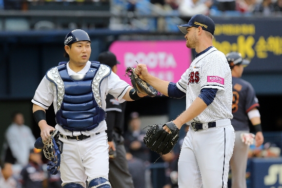 올 시즌 NC 다이노스를 창단 첫 우승으로 이끈 포수 양의지가 투수리드를 하고 있다.