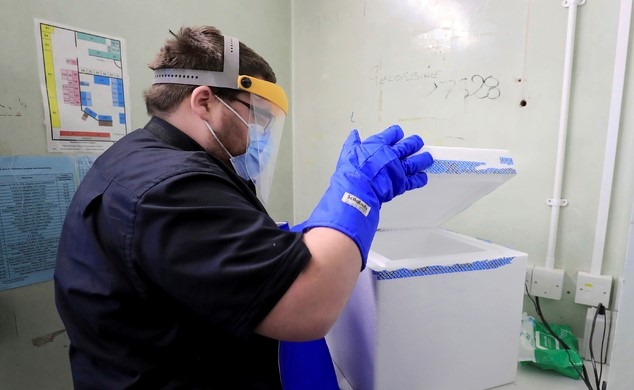 영국 잉글랜드 크로이던 대학 병원에 도착한 신종 코로나바이러스 감염증(코로나19) 백신을 국민보건서비스(NHS) 직원이 조심스럽게 꺼내고 있다. 백신 일반 접종을 하루 앞둔 6일(현지시간) 영국 전역의 병원에 화이자·바이오엔테크 백신이 배송되고 있다.