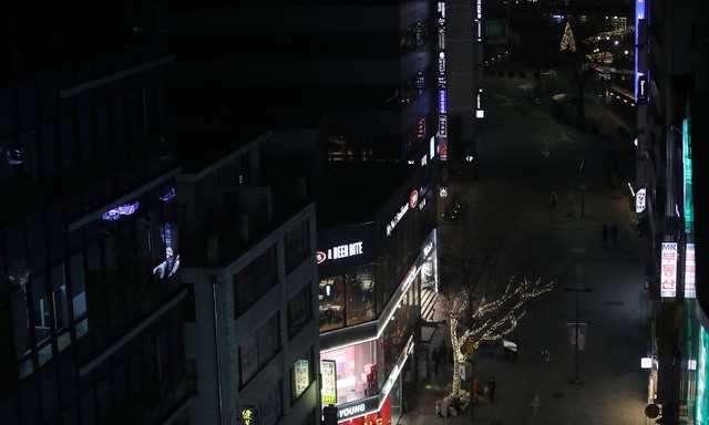 정부가 신종 코로나바이러스 감염증(코로나19) 재확산 방지를 위해 8일부터 수도권의 사회적 거리두기 단계를 2.5단계로 격상한다고 밝힌 6일 오후 서울 중구 명동 거리가 한산하다.