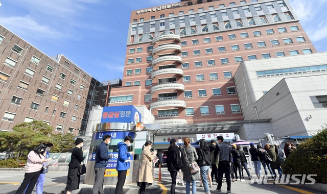 지난 11월 15일 오후 광주 동구 전남대학교병원 응급실 입구 선별진료소에서 의료진과 종사자들이 신종 코로나바이러스 감염증(코로나19) 검사를 받고 있다. 전남대병원에서는 의사와 환자 등 6명이 코로나19 확진 판정을 받았다.