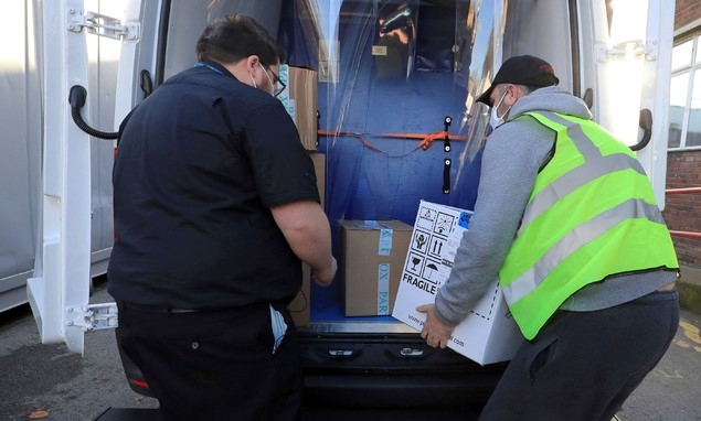 영국 잉글랜드 크로이던 대학 병원에 화이자·바이오엔테크 백신이 도착한 모습