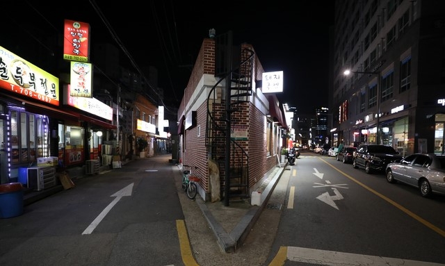 수도권 사회적 거리두기 2.5단계 시행을 하루 앞둔 7일 서울 마포구 공덕소담길 일대가 한산하다.