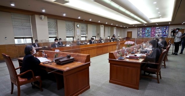 김영란 양형위원장이 지난 9월14일 오후 서울 서초구 대법원에서 열린 제104차 양형위원회 회의에 참석해 발언하고 있다.