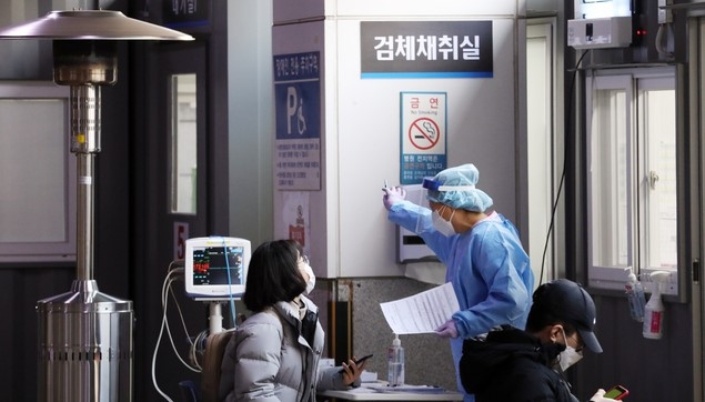 지난7일 인천시 남동구 가천대길병원 코로나19 선별진료소에서 의료진이 분주하게 움직이고 있다.