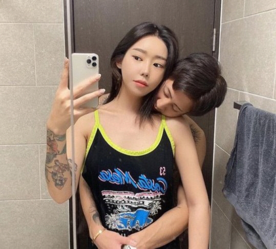 꽃자는 지난 6일 인스타그램에 트리가가 뒤에서 껴안는 모습이 담긴 사진을 공개하며 열애 사실을 밝혔다(사진=꽃자 인스타그램).