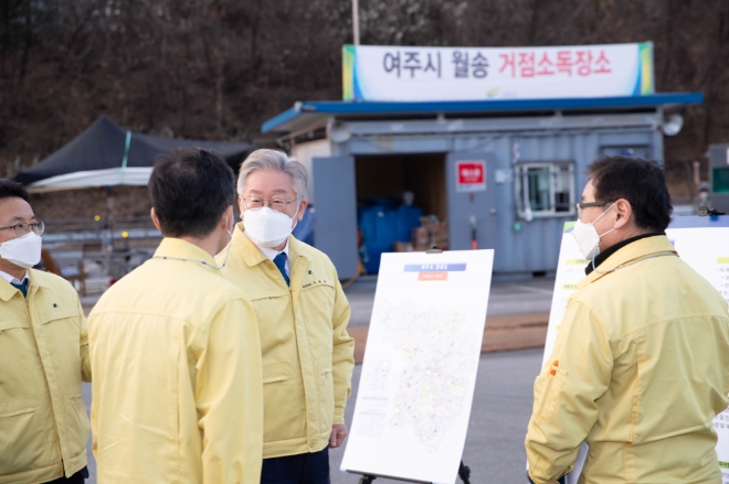 7일 여주 조류인플루엔자 발생 인근 농장과 거점소독시설을 방문한 이재명 지사 / 사진 = 경기도