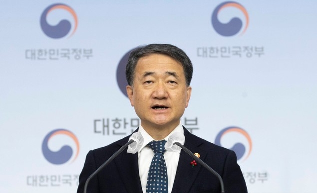 박능후 보건복지부 장관이 8일 오전 서울 종로구 정부서울청사 별관에서 신종 코로나바이러스 감염증(코로나19) 백신 도입 계획 브리핑을 하고 있다. (공동취재사진)