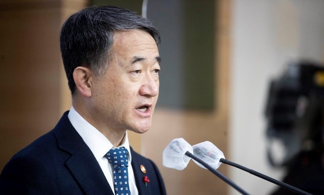 박능후 보건복지부 장관이 8일 오전 서울 종로구 정부서울청사 별관에서 신종 코로나바이러스 감염증(코로나19) 백신 도입 계획 브리핑을 하고 있다. (공동취재사진)