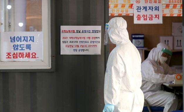 수능을 하루 앞둔 2일 성동구 보건소에 마련된 선별진료소에서 관계자가 운영시간 연장 안내문을 부착하고 있다. 서울 성동구(구청장 정원오)는 수능 전날인 2일 성동구 보건소에 마련된 선별진료소에서 22시까지 진단검사를 실시한다. (사진=성동구 제공)