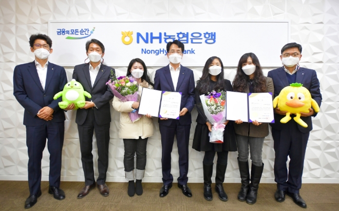 (사진 가운데 손병환 은행장, 왼쪽에서 세 번째 대상 수상자 우주연씨, 왼쪽에서 다섯 번째 특별상 수상자 정주연 학생)지난 7일 서울시 중구 농협은행 본점에서 진행된 올원프렌즈 웹툰 공모전 시상식을 마치고 기념촬영을 하고 있다.