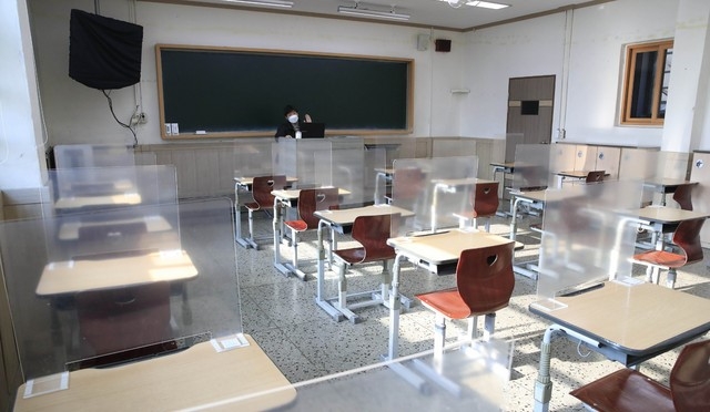 신종 코로나바이러스 감염증(코로나19) 확산세를 줄이고자 2주간 서울 중·고등학교 수업이 전면 원격수업으로 전환된 7일 오후 서울 시내의 한 고등학교에서 선생님이 비대면 수업을 하고 있다.