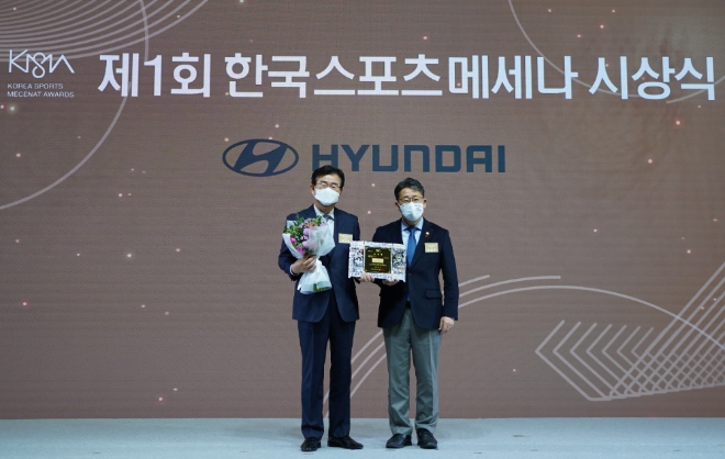 현대자동차는 8일(화) 서울 강남구 임피리얼팰리스 호텔에서 열린 ‘제1회 한국스포츠메세나 시상식’에서 회장사 부문 문화체육관광부 장관 표창을 수상했다고 밝혔다. 사진은 8일 임피리얼팰리스 호텔에서 열린 ‘제1회 한국스포츠메세나 시상식’에서 현대자동차 이원희 사장(왼쪽)과 문화체육관광부 박양우 장관이 기념 촬영을 하고 있는 모습