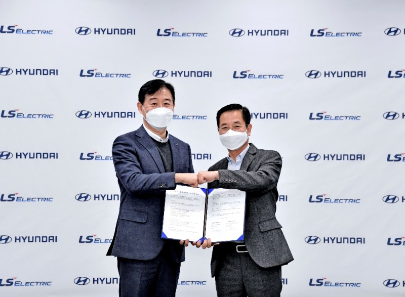 (사진=현대차그룹) 김세훈 현대차 연료전지사업부장(전무)(사진 오른쪽), 오재석 LS일렉트릭 글로벌사업본부장(부사장)이 MOU 체결 직후 기념촬영을 하고 있는 모습