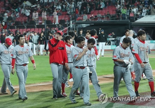 SK는 2020시즌 최악의 한해를 보냈다. 부진한 성적으로 시즌 중 감독교체, 2군 선후배 체벌문제 등 내우외환이 겹치면서 팀 창단 20년만에 팀 최다연패 타이를 이루는 등 9위에 머물렀다.