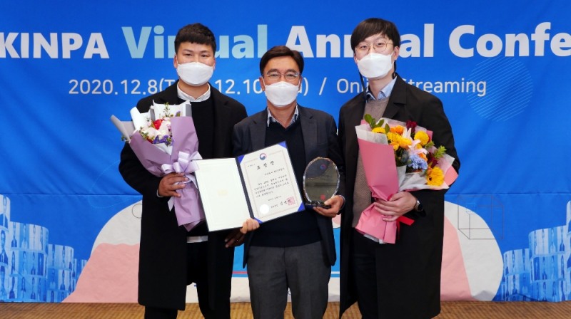 KT&G가 특허청과 한국지식재산협회가 주관하는 ‘2020 한국지식재산협회 연례 콘퍼런스’에서 ‘올해의 지식재산경영기업’으로 선정돼 특허청장상을 수상했다. 사진은 김종열 KT&G R&D본부 미래기술연구소장(가운데)이 수상 후 기념사진 촬영을 하는 모습