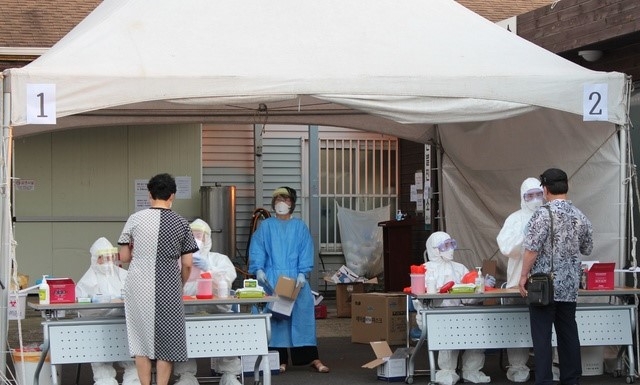 제주보건소에 마련된 선별진료소에서 검체를 채취하는 모습.