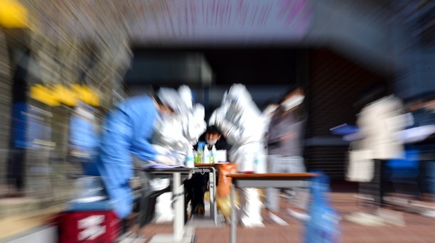 1일 오전 광주 광산구 한 중학교에서 방역당국이 학생과 교직원을 대상으로 신종 코로나바이러스 감염증(코로나19) 전수검사를 실시하고 있다. ㅍ