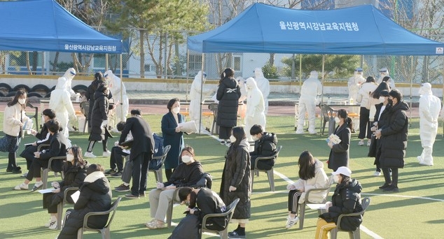 울산 남구 중학교 학생이 신종 코로나 바이러스 감염증(코로나19) 확진판정을 받은 8일 오후 해당 중학교 선별진료소에서 학생들이 코로나19 검사를 받고 있다.