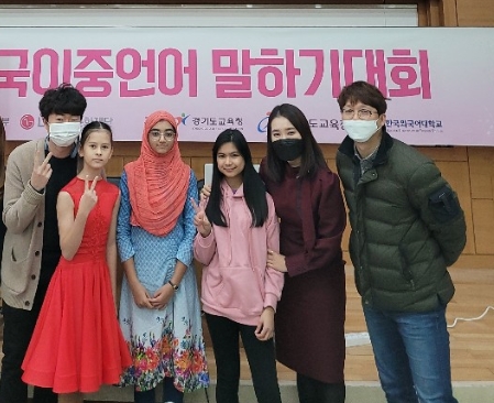 사진 = 전국이중언어말하기대회 (초등부문 수상자와 지도교사), 경기도교육청 제공