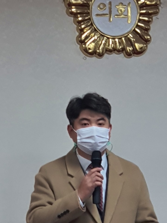 김훈 목포시의원(용해· 연산· 원산)이 17개월간의 긴 공백기를 미감하며 의회에 복귀 8일 복귀기자회견을 열고 자신의 소회를 밝히고 있다/사진=빅데이터 뉴스